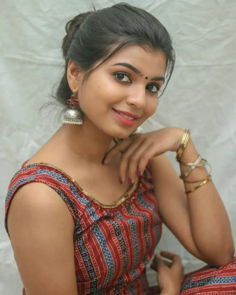 Parvathy Babu: Check Out the Wiki, Age, Biography, Family, and 24+ Beautiful Photos 7