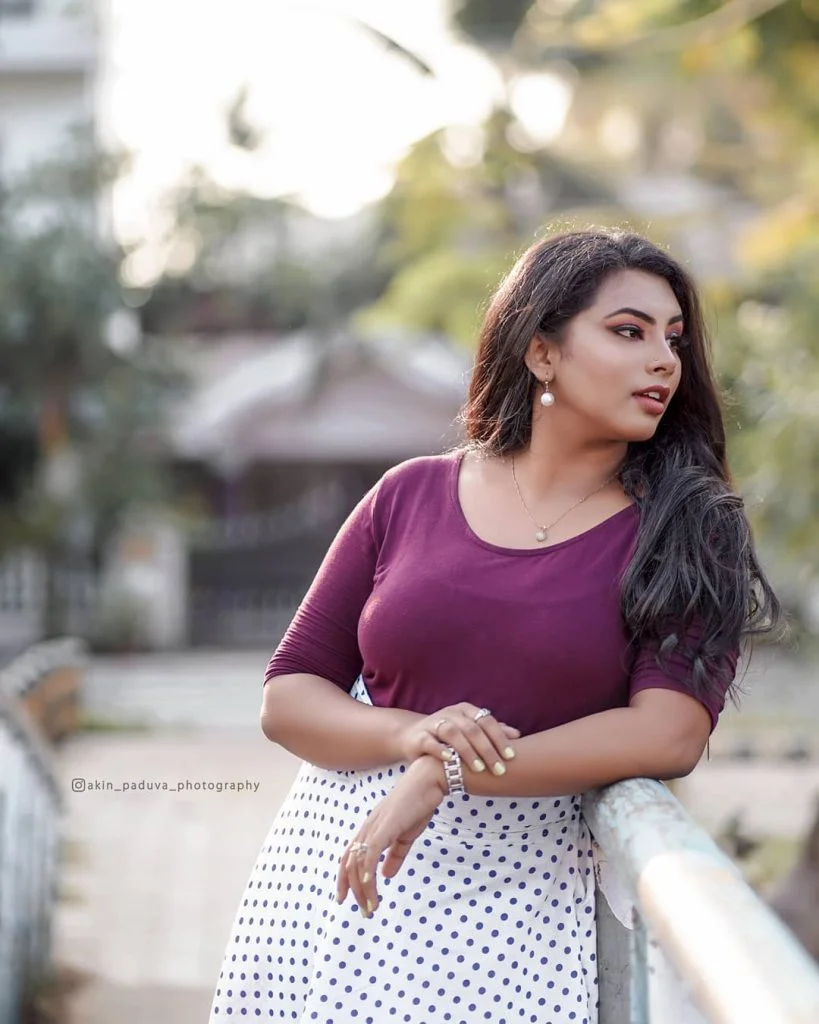 Meenakshy Sudheer Anchor: Check Out the Wiki, Age, Biography, Family, and 24+ Stunning Photos 25