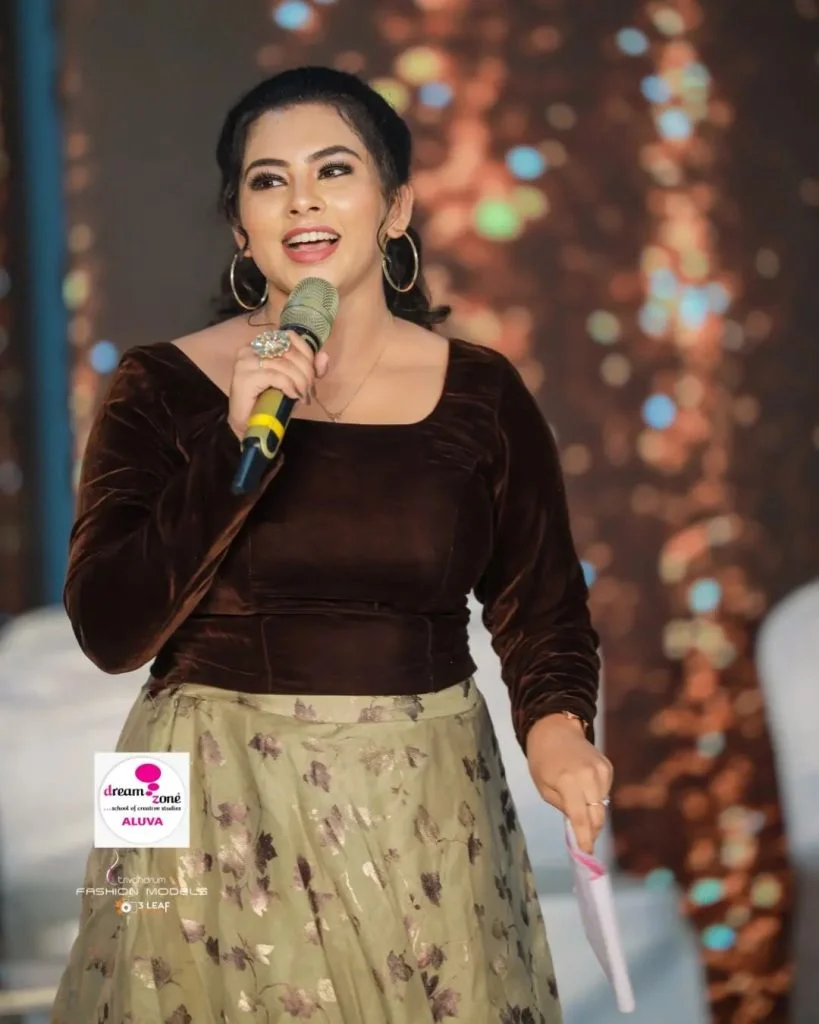 Meenakshy Sudheer Anchor: Check Out the Wiki, Age, Biography, Family, and 24+ Stunning Photos 2