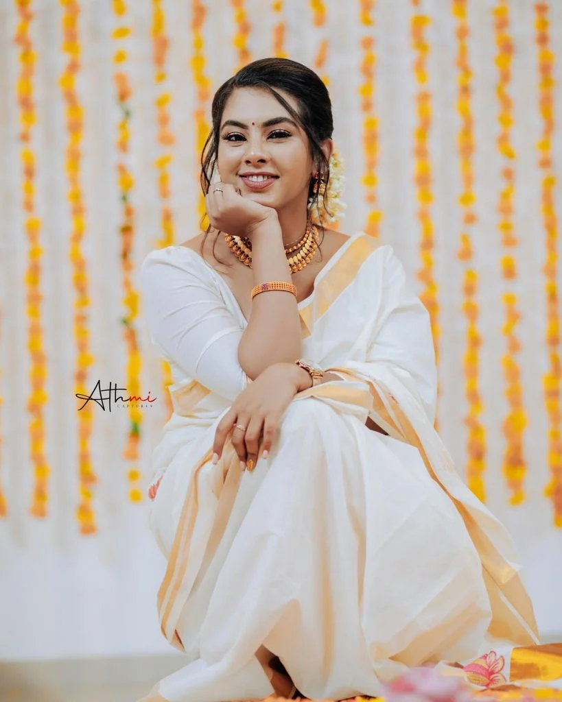 Meenakshy Sudheer Anchor: Check Out the Wiki, Age, Biography, Family, and 24+ Stunning Photos 11