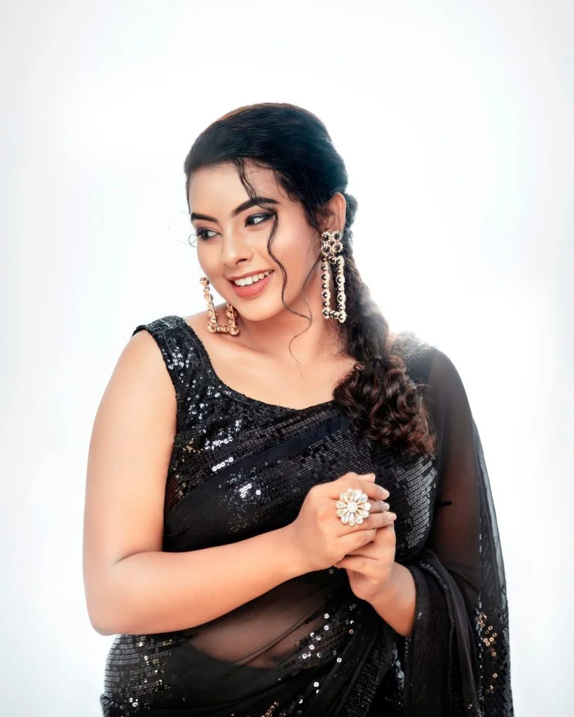 Meenakshy Sudheer Anchor: Check Out the Wiki, Age, Biography, Family, and 24+ Stunning Photos 24