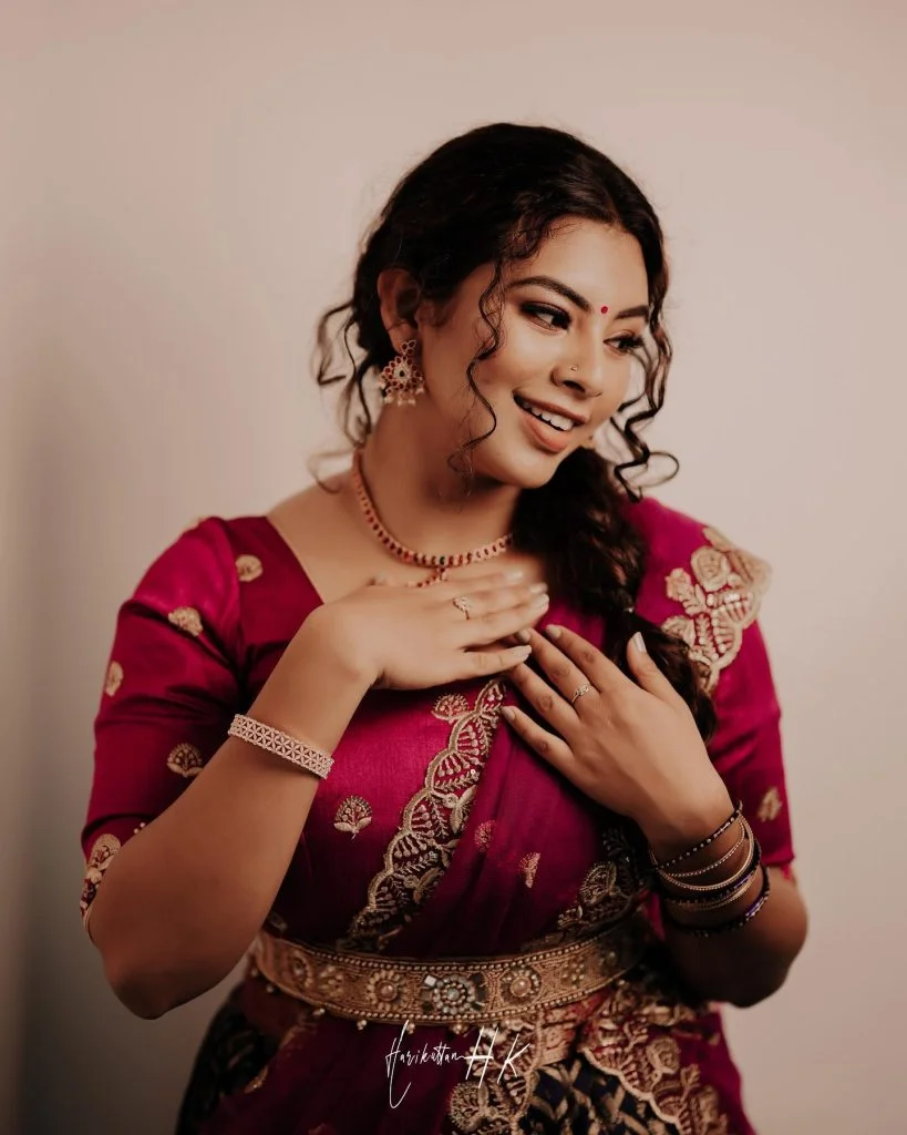 Meenakshy Sudheer Anchor: Check Out the Wiki, Age, Biography, Family, and 24+ Stunning Photos 28