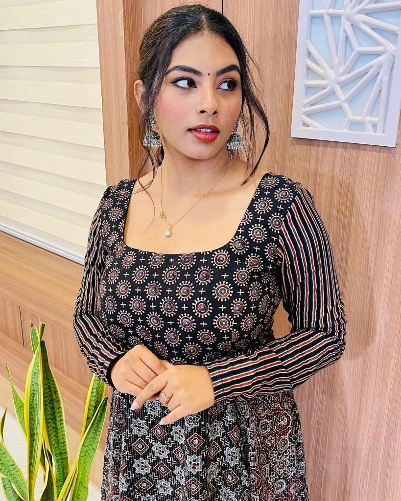Meenakshy Sudheer Anchor: Check Out the Wiki, Age, Biography, Family, and 24+ Stunning Photos 17