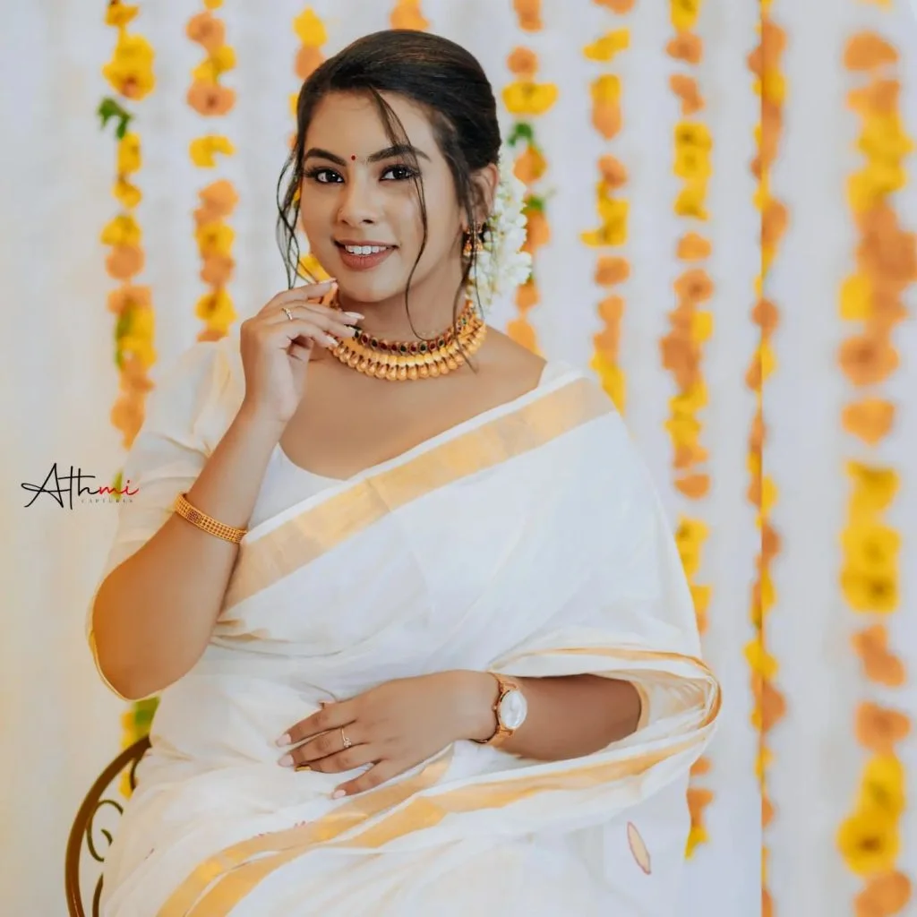 Meenakshy Sudheer Anchor: Check Out the Wiki, Age, Biography, Family, and 24+ Stunning Photos 15
